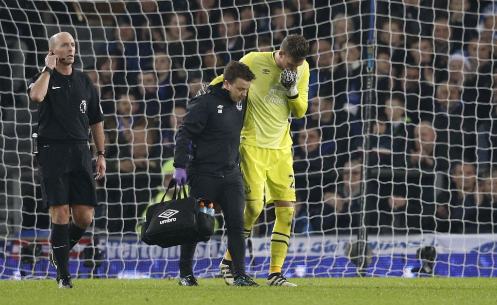 Stekelenburg na harde botsing van het veld