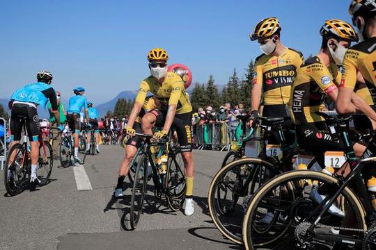 Jumbo-Visma staat met reservewielen klaar voor Roglic in laatste 2 kilometer op grindpad