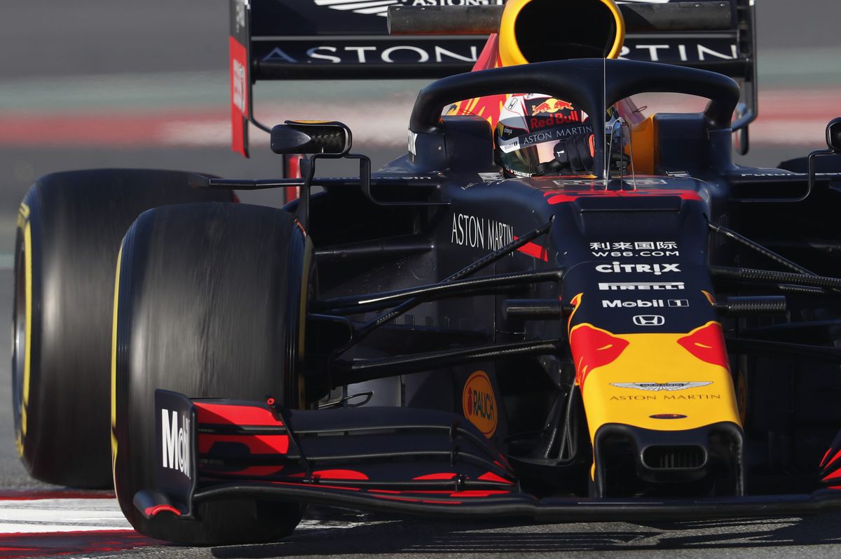Max Verstappen valt met zijn Red Bull stil tijdens testdag in Barcelona: rode vlag