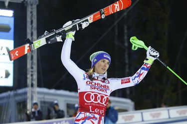 Favoriet Shiffrin ziet Vlhova winnen bij openingsslalom