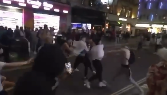 🎥 | Wow! Engelse straten na EK-drama niet veilig: massale vechtpartij breekt uit