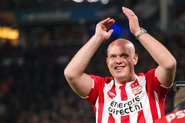 Van Gerwen heeft boodschap voor PSV na '3e ster': 'Laat het een voorbeeld zijn' (video)