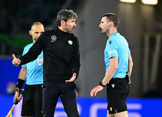 Van Bommel voelt zich genaaid door VAR Kevin Blom: 'Iedereen ziet het toch?'