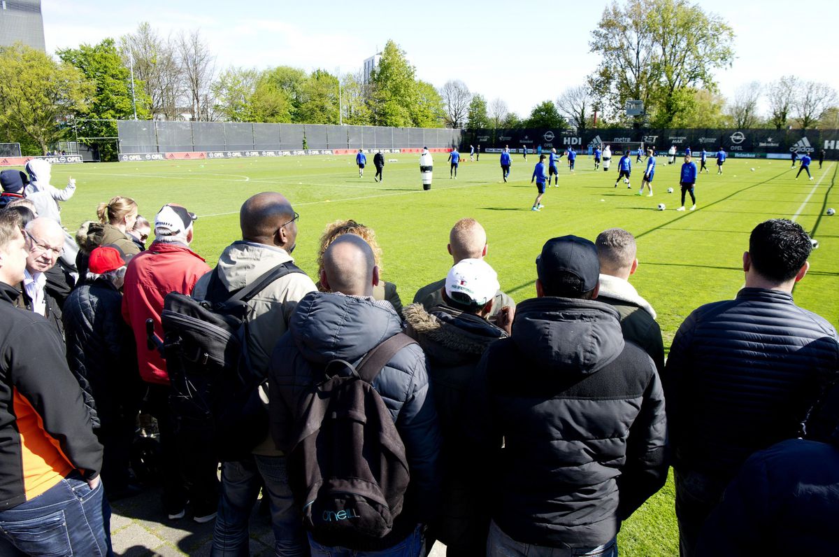 Titelkoorts in Rotterdam: fans komen massaal naar Feyenoord-training (video)