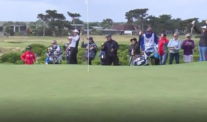 Golfster Kim Kaufman verbaast iedereen met schitterende birdie vanuit de bunker (video)