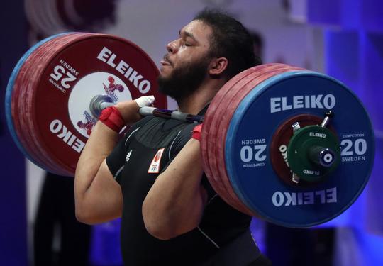 Gewichtheffer Enzo Kuworge als 12-jarig jochie in Klokhuis: 'Ik ga naar Olympische Spelen'