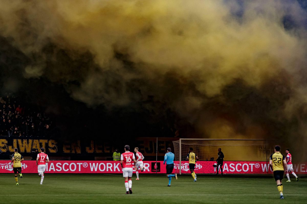 📸 | Limburgse derby Roda - MVV opnieuw gestaakt door enorme zwarte rook