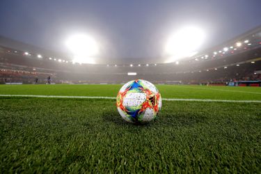 Opening van nieuw stadion van Feyenoord loopt nu al bijna een jaar vertraging op