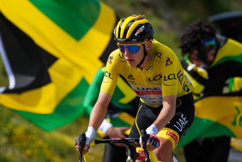 Tadej Pogacar niet boos op alle vragen over doping: ‘Ik ben een goede jongen’