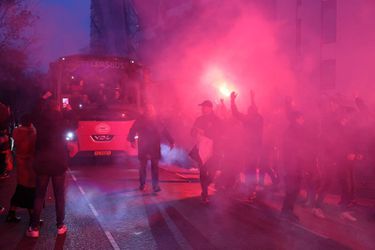 🎥​ | Fans van PSV wachten massaal de bus op in Eindhoven: vuurwerk en gezang