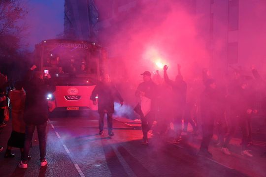 🎥​ | Fans van PSV wachten massaal de bus op in Eindhoven: vuurwerk en gezang