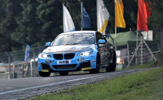 Dieven breken in op Engels circuit: ook 2 peperdure safety cars gestolen