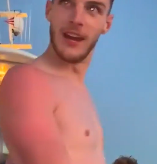 😂🎥 | Bange Declan Rice durft op vakantie niet van boot te springen: 'Is het diep daar?'