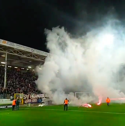 🎥 | Ontevreden Charleroi-fans legden duel met KV Kortrijk stil na pyro-protest