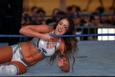 Worsteldame Britt Baker daagt Jake Paul en Logan Paul uit