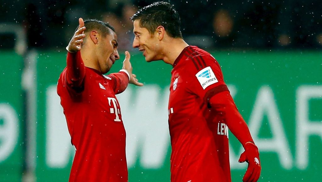 Ontketende Lewandowski leidt Bayern weer naar winst