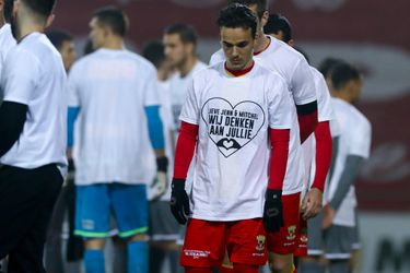 🎥 | Kippenvel: eerbetoon en minuut stilte voor overleden zoontje Go Ahead-keeper