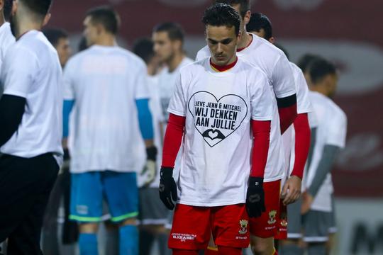 🎥 | Kippenvel: eerbetoon en minuut stilte voor overleden zoontje Go Ahead-keeper