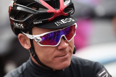 Chris Froome is een multitasker: zelf trainen en tegelijk zijn Giro-collega's checken (foto)