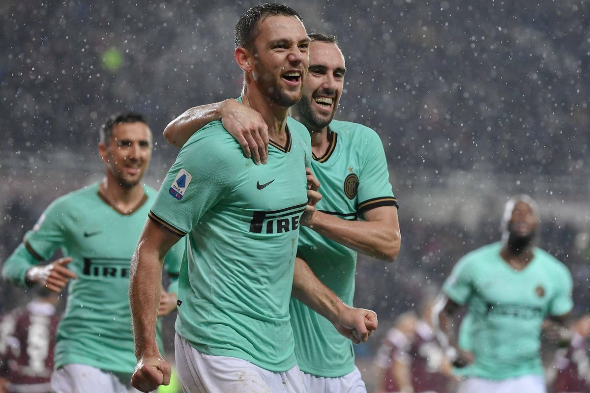 De Vrij helpt Inter met schuiver aan ruime zege op Torino