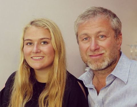 📸 | Dochter Russische Chelsea-eigenaar Abramovich protesteert tegen oorlogsdrang Poetin