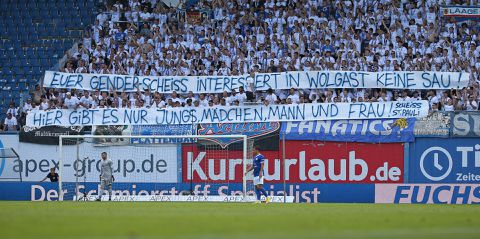 Belachelijk: fans Hansa Rostock tonen discriminerende spandoeken op tribune