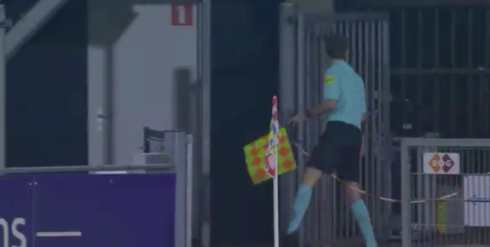 🎥 | Grensrechter raakt even HELEMAAL de weg kwijt in het RKC-stadion