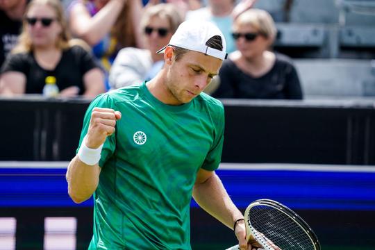 Tallon Griekspoor verslaat oude Spaanse tennisbaas López op gras van Mallorca