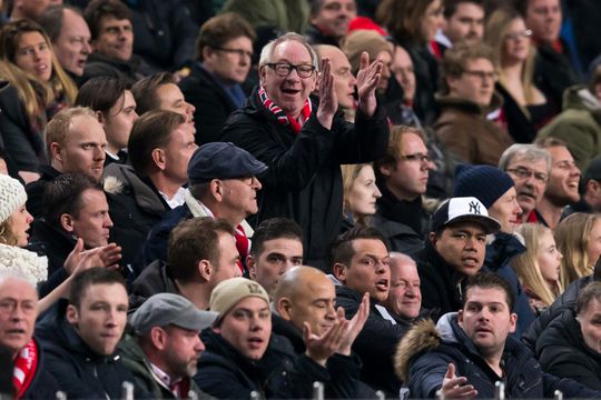 Prachtig: Ajax komt bange fan (80) tegemoet