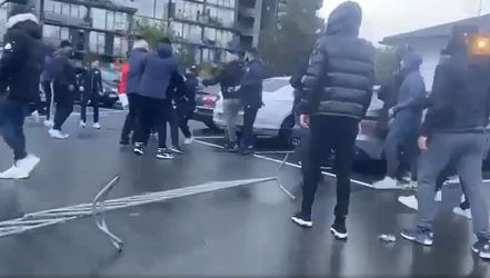 🎥 | Haagse tokkies vechten op het veld én op parkeerplaats: 'Ik riep iets lelijks, had ik niet moeten doen'