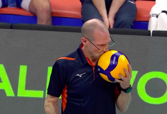 🎥 | 'Gelukskus' van bondscoach Piazza helpt volleyballers niet tegen Polen