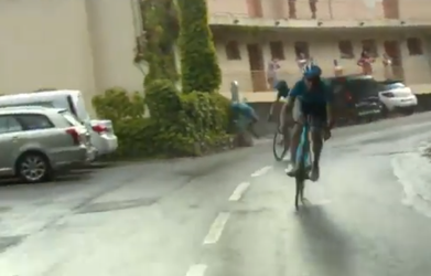 🎥 | Wat een klapper in de Tour: Astana-renner glijdt met z'n hoofd tegen paal