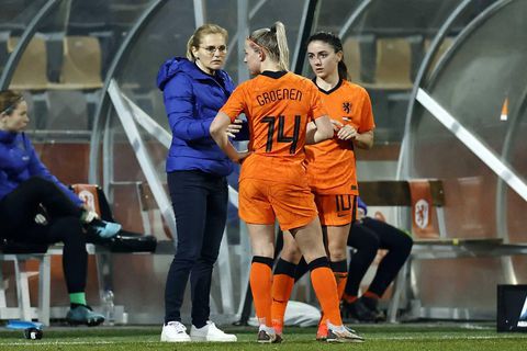 Grote groep Oranje Leeuwinnen voor oefenpotjes: ‘We zitten toch in een bubbel’
