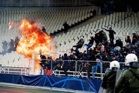 Geen straf voor Ajax na rellen in Griekenland, AEK wel zwaar de lul