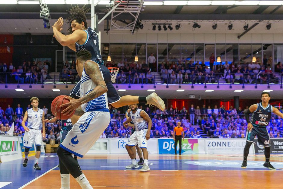 Basketballers van Landstede grijpen historische landstitel na nieuwe zege op Donar