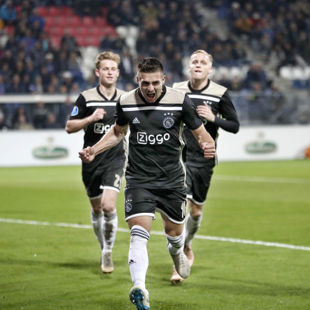Ajax wint dik van Heerenveen en laat PSV niet uitlopen