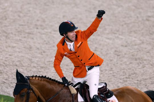 🎥 | Maikel van der Vleuten werd wakker met bronzen medaille naast zich: 'We hebben er wel eentje op gedronken'