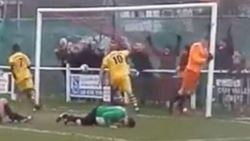 Keeper wordt knettergek en reageert zich af op de doelpaal (video)