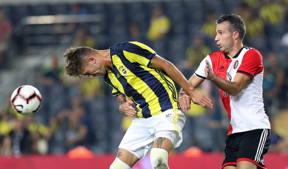 Feyenoord speelt na bizarre slotfase gelijk tegen sterker Fenerbahçe