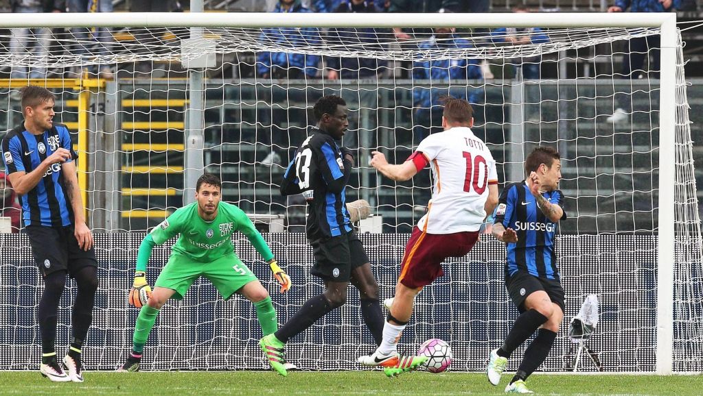 Commentator huilt van geluk na goal cultheld Totti (video)