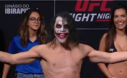 🎥 | UFC-vechter komt als The Joker naar weging
