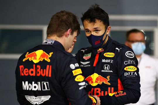 🎥 | Alex Albon beschadigt Verstappens oren over boardradio: 'OH MY LORD, MAX!!'