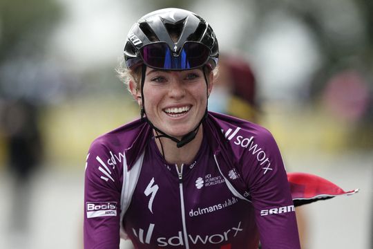 🎥 | Demi Vollering pakt eindzege in Women’s Tour, slotrit prooi voor wereldkampioene