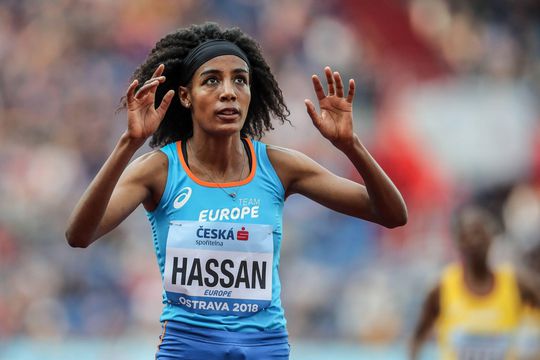 Sifan Hassan blijft in Berlijn boven wereldrecord halve marathon (video)