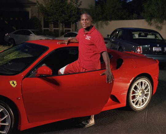 Gokkers opgelet! Floyd Mayweather geeft een Ferrari weg: 'Evenaar mijn record van 50-0'