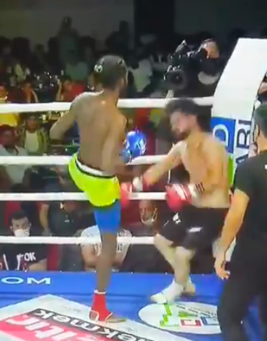 🎥 | Schitterende KO in Turkije: wreed geplaatste headkick vloert kickbokser