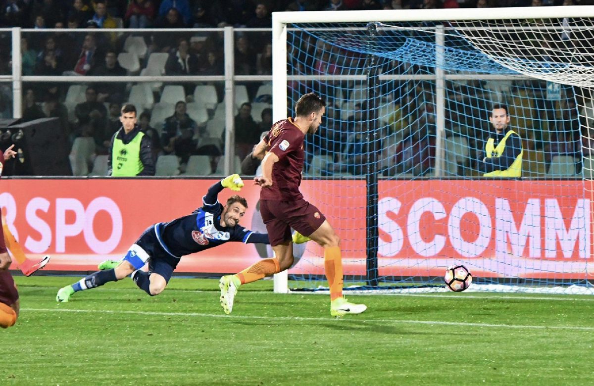 Strootman helpt Roma aan overwinning op Pescara
