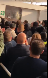 🎥 | MATTEN! West Ham-hooligans beuken deur open en belagen Tottenham Hotspur-fans