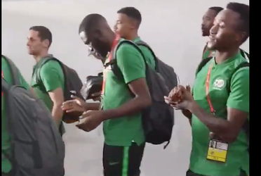 Heerlijk: Spelers Zuid Afrika lopen zingend en dansend naar stadion (video)