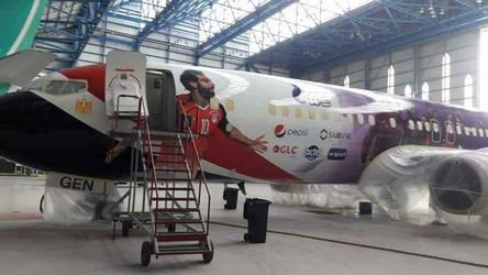 Salah boos op voetbalbond Egypte vanwege foto op vliegtuig